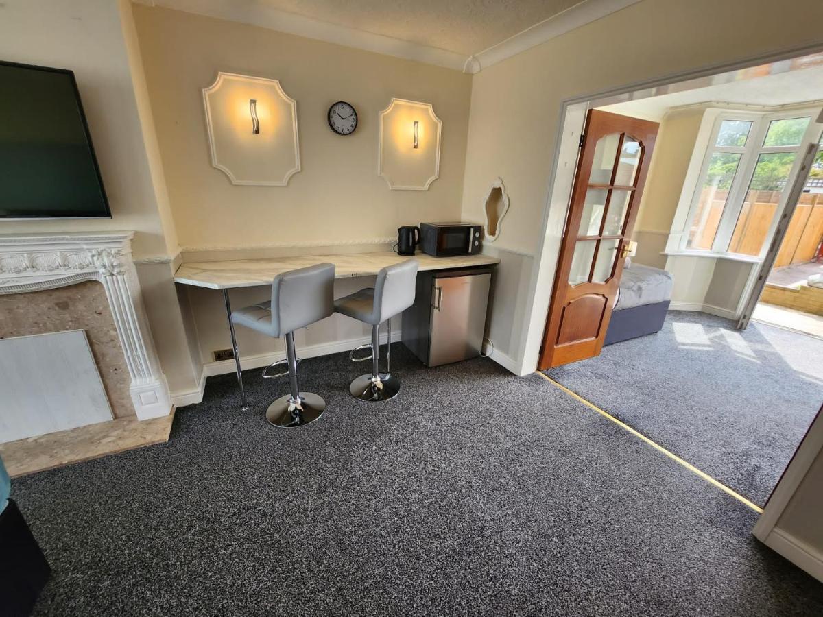 Sheldon Shared House Hotel Solihull Buitenkant foto